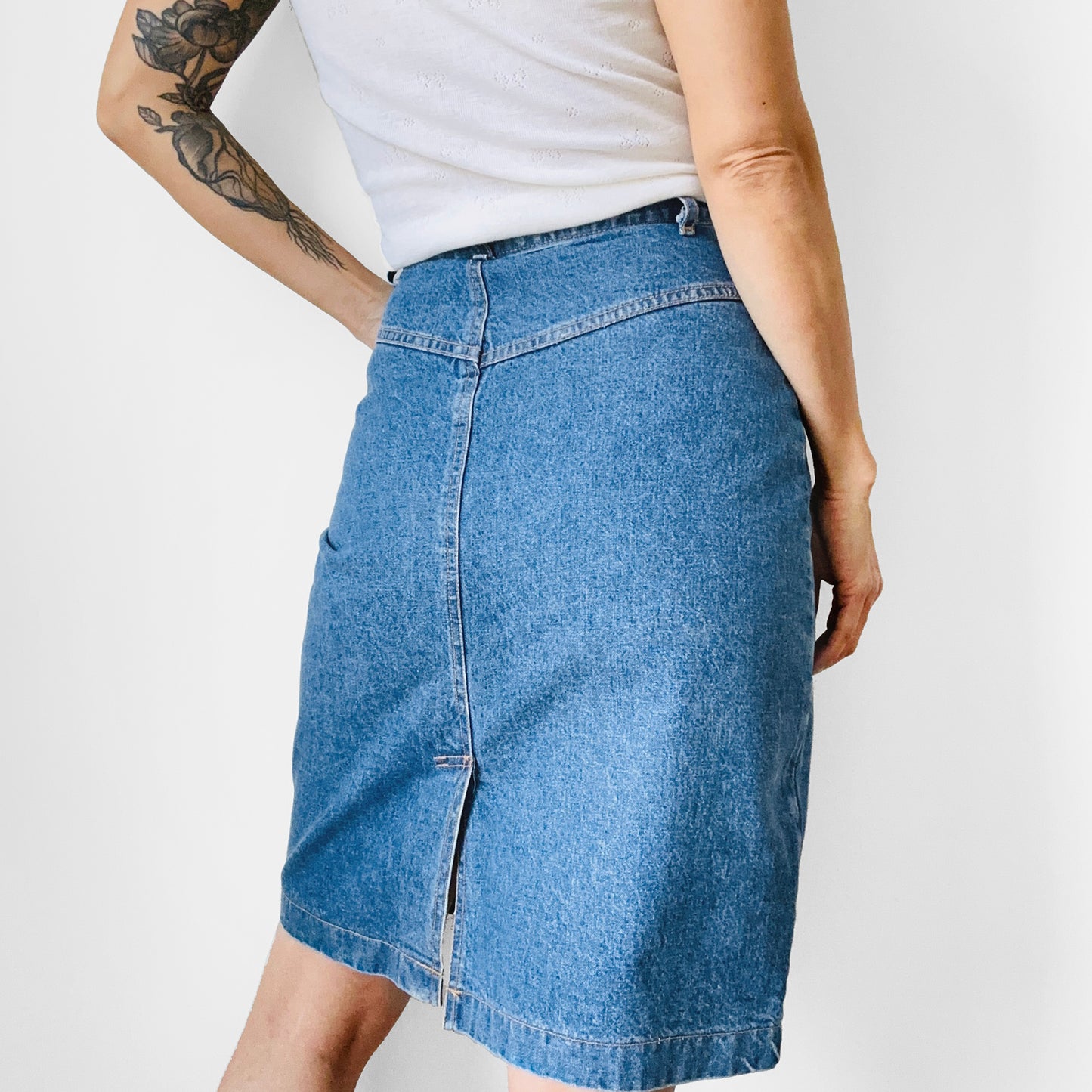 1990s High-Waisted Fitted Split-Back Faded Washed Blue Jean Denim Skirt - Waist 25