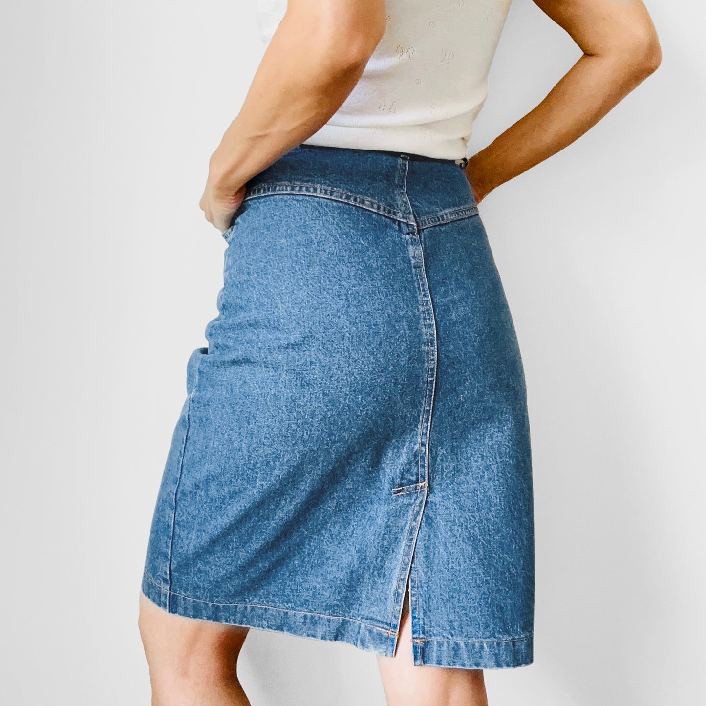 1990s High-Waisted Fitted Split-Back Faded Washed Blue Jean Denim Skirt - Waist 25