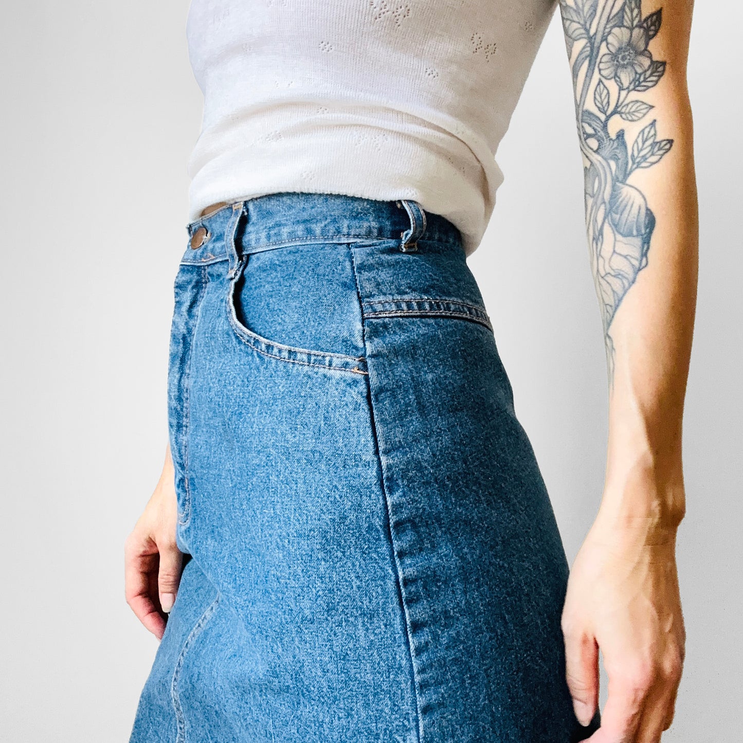 1990s High-Waisted Fitted Split-Back Faded Washed Blue Jean Denim Skirt - Waist 25