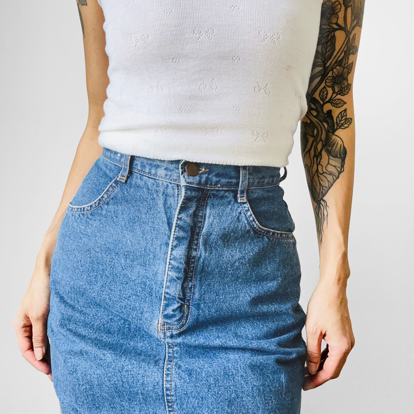 1990s High-Waisted Fitted Split-Back Faded Washed Blue Jean Denim Skirt - Waist 25