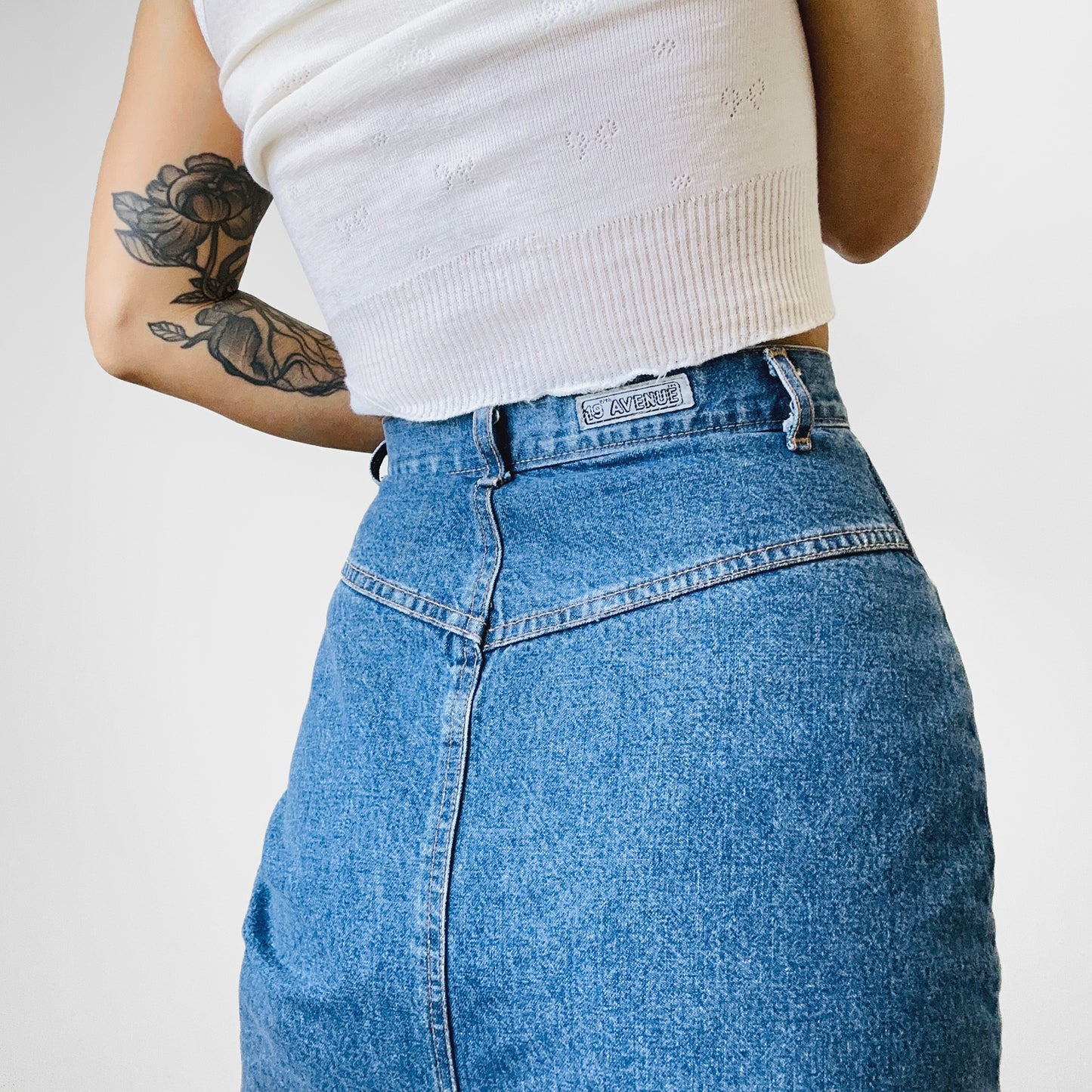 1990s High-Waisted Fitted Split-Back Faded Washed Blue Jean Denim Skirt - Waist 25