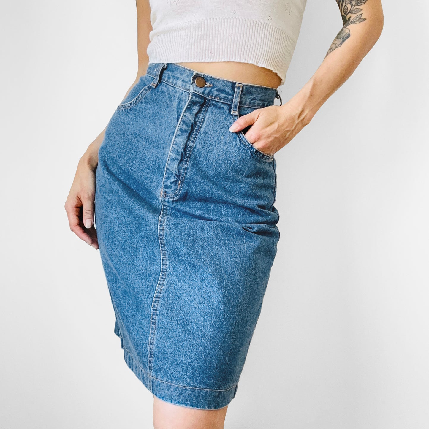 1990s High-Waisted Fitted Split-Back Faded Washed Blue Jean Denim Skirt - Waist 25