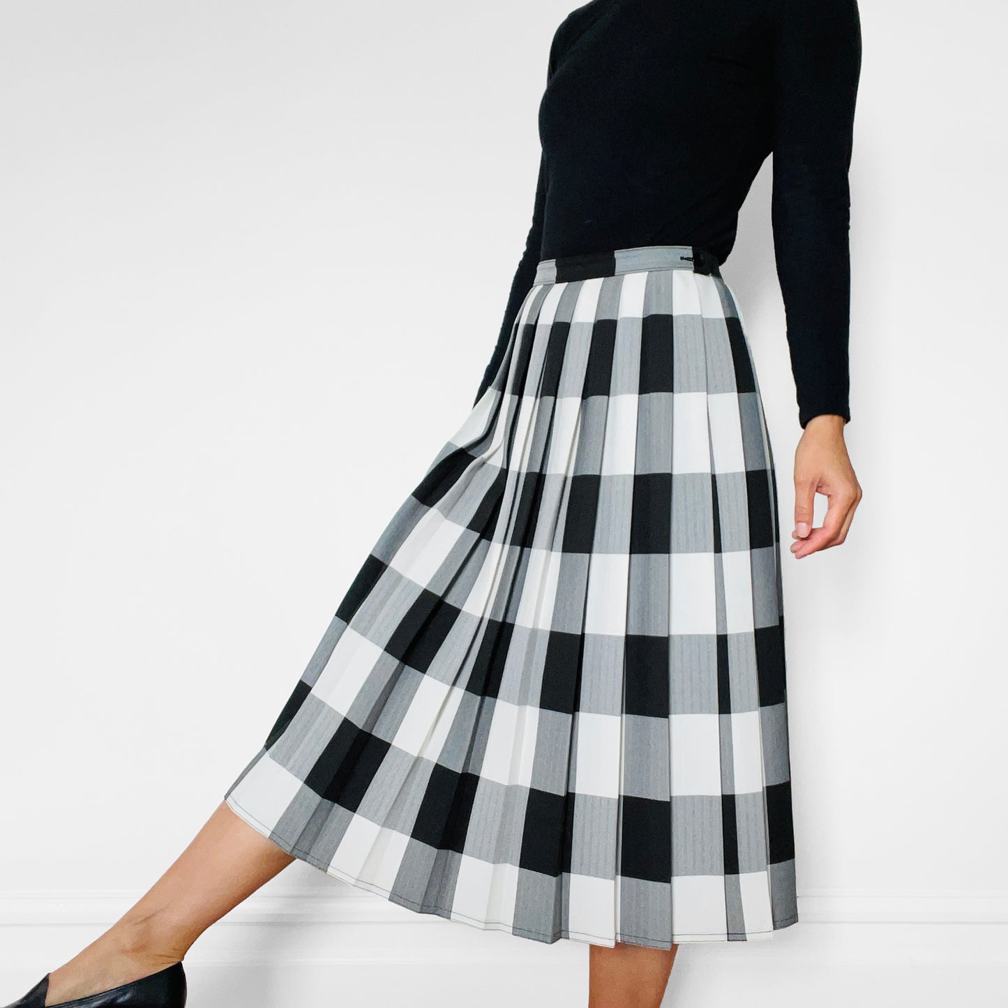 1970s - 1980s Black and White Herringbone Gingham High-Waisted Pleated Skirt