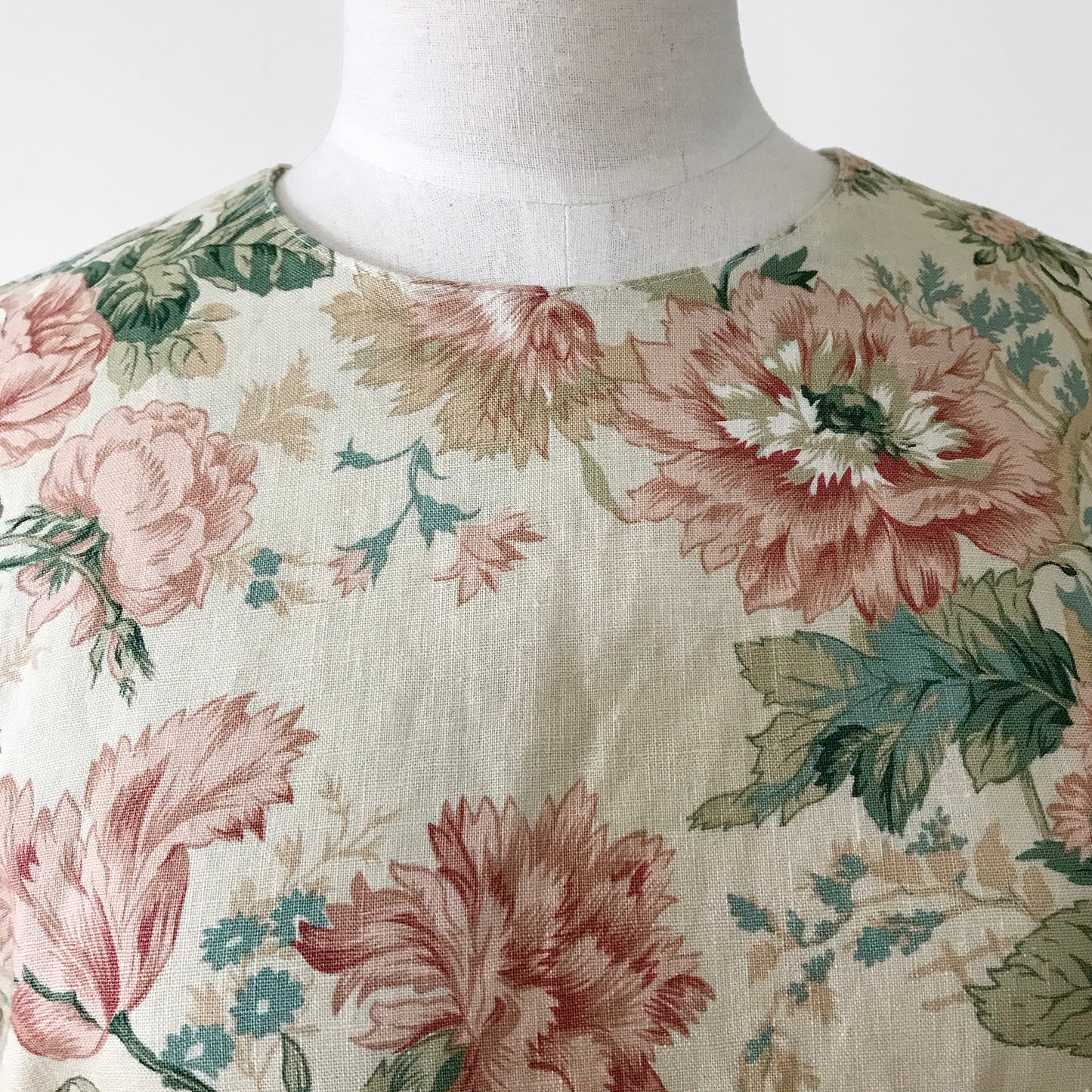 1990s Made in the USA Cotton Linen Short-Sleeve Botanical Patterned Button-Back Wiggle Dress