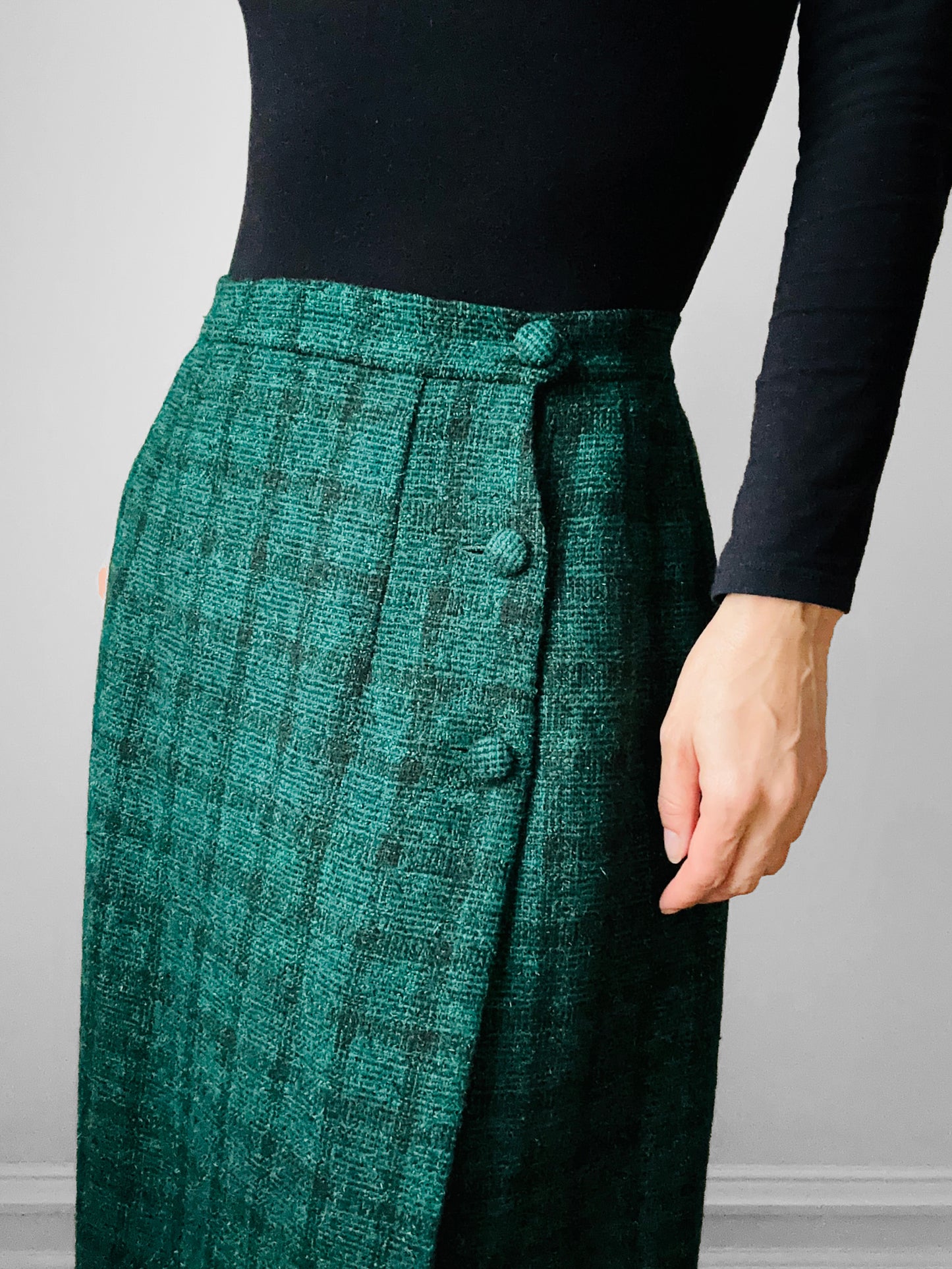 1980s Green and Black Plaid Side Button Wrap Front Midi-Length Skirt - M/L