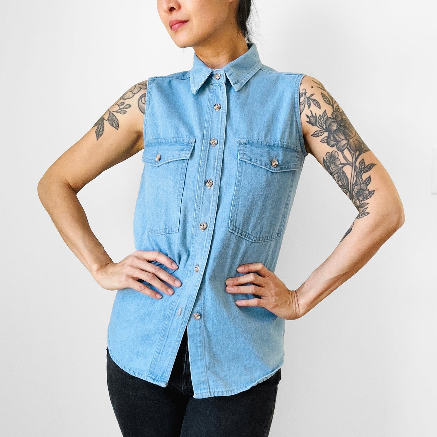 1990s Made in Canada Soft Worn Light Wash Denim Jean Sleeveless Button Front Collared Shirt - XXS/XS