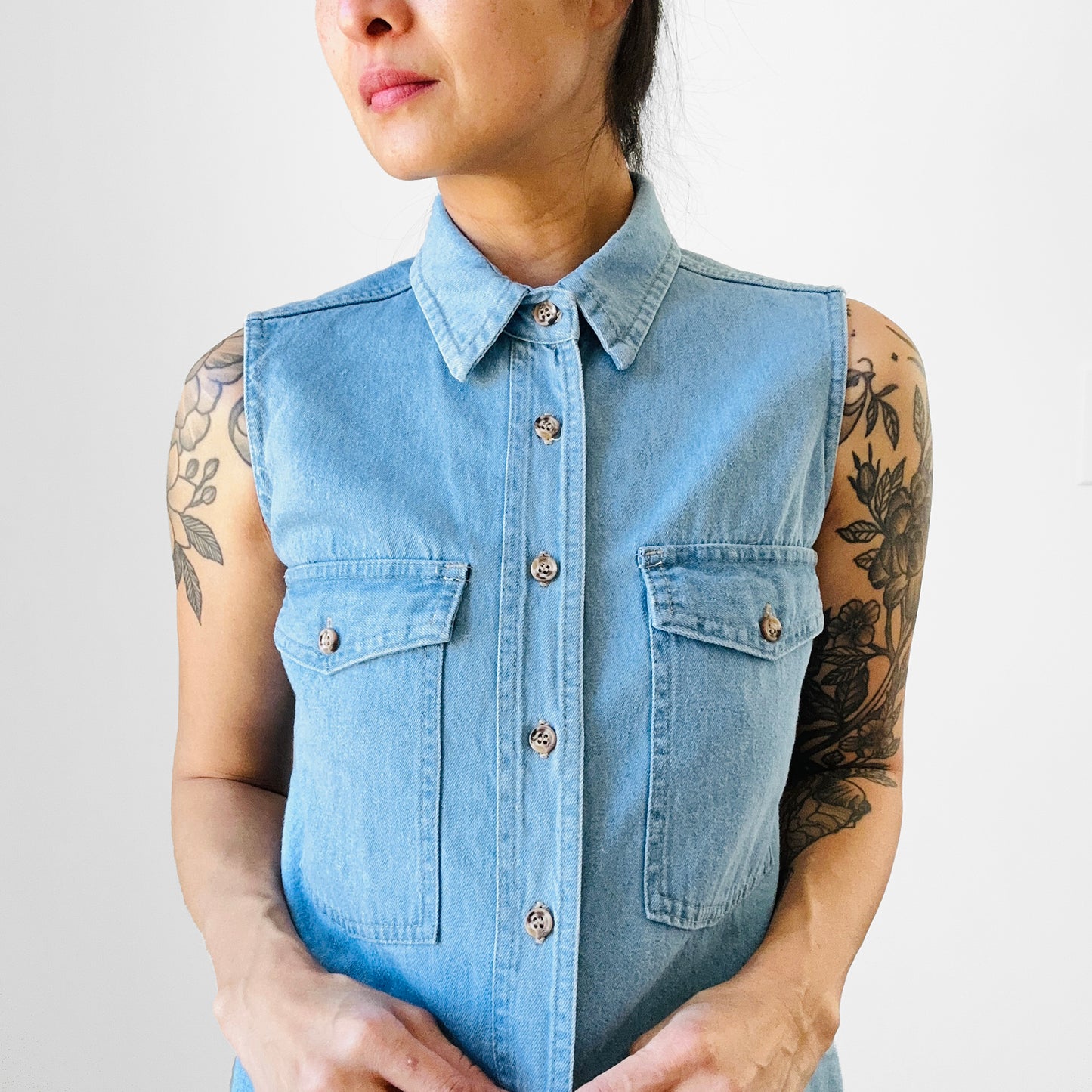 1990s Made in Canada Soft Worn Light Wash Denim Jean Sleeveless Button Front Collared Shirt - XXS/XS