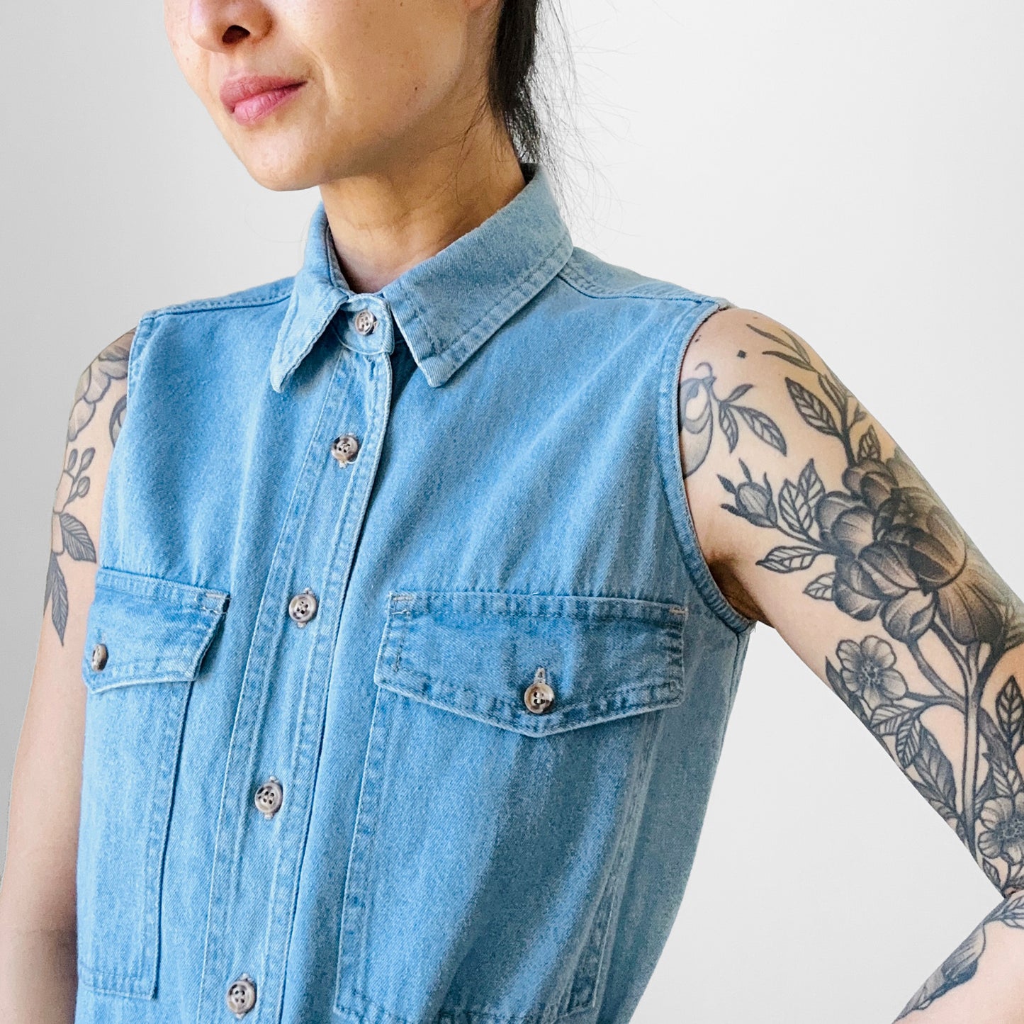 1990s Made in Canada Soft Worn Light Wash Denim Jean Sleeveless Button Front Collared Shirt - XXS/XS