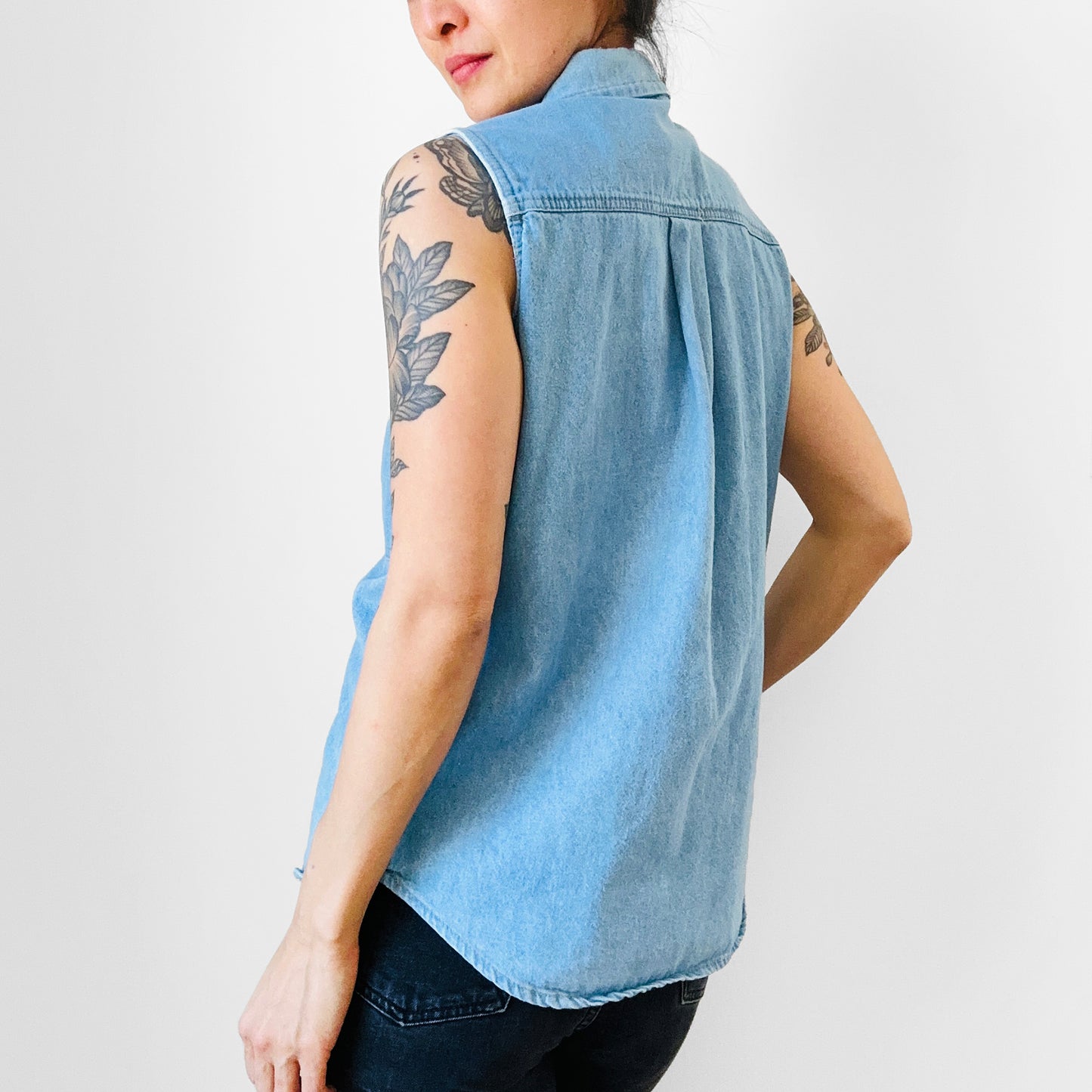 1990s Made in Canada Soft Worn Light Wash Denim Jean Sleeveless Button Front Collared Shirt - XXS/XS