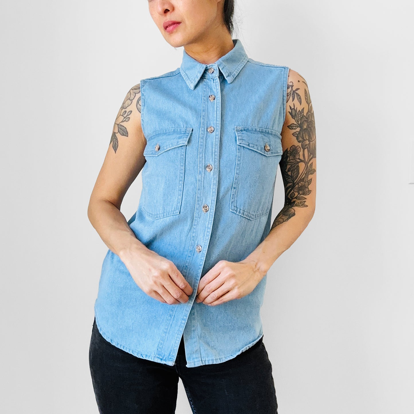 1990s Made in Canada Soft Worn Light Wash Denim Jean Sleeveless Button Front Collared Shirt - XXS/XS