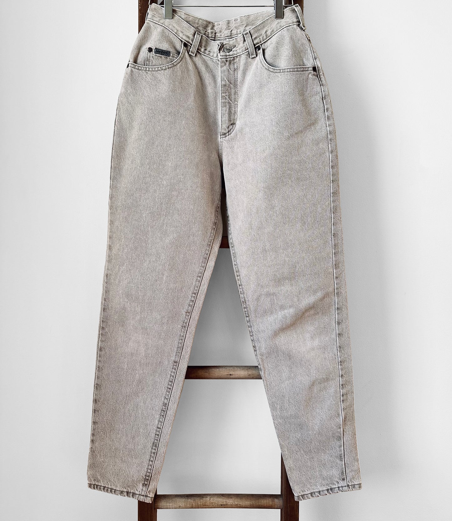 1980s - 1990s High-Waisted Tapered Leg Faded Grey Beige Soft Distressed LEE Riveted Jeans - Waist 27.5