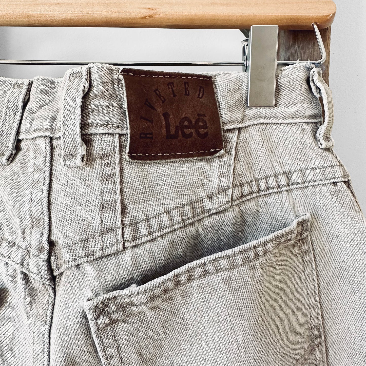 1980s - 1990s High-Waisted Tapered Leg Faded Grey Beige Soft Distressed LEE Riveted Jeans - Waist 27.5