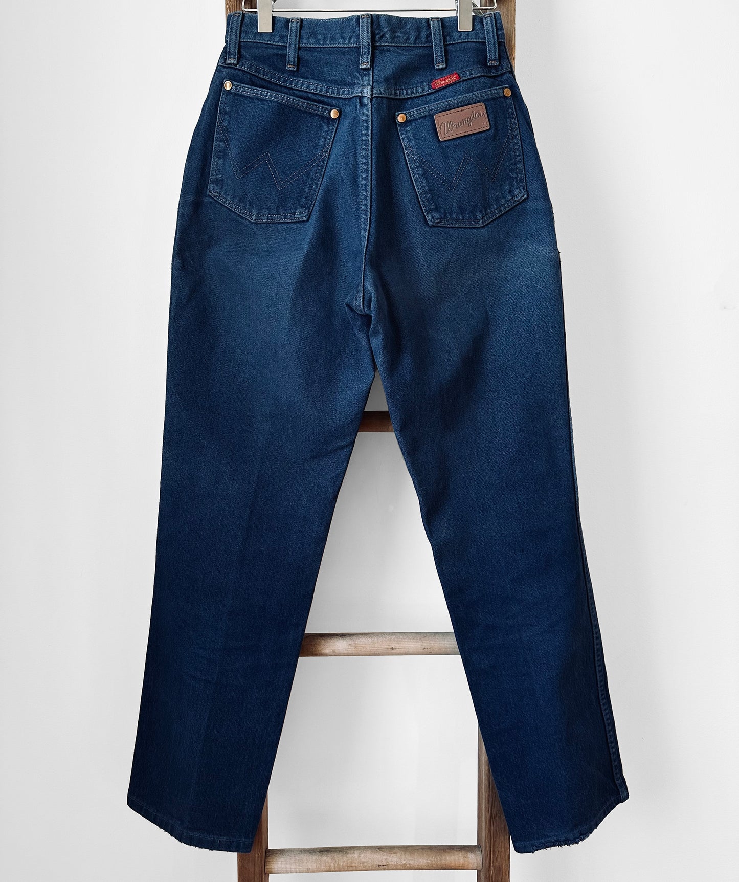 1990s Made in the USA Dark Blue Red Tab WRANGLER Straight Leg High-Waisted Mom Jeans - Waist 28