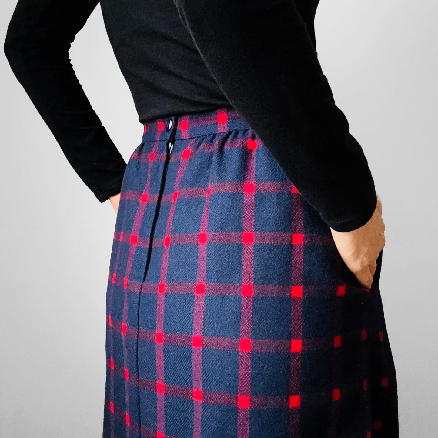 1960s-1970s Navy and Red Plaid Wool Inverted Pleat A-Line Pocketed Midi-Length Skirt - Waist 26.5