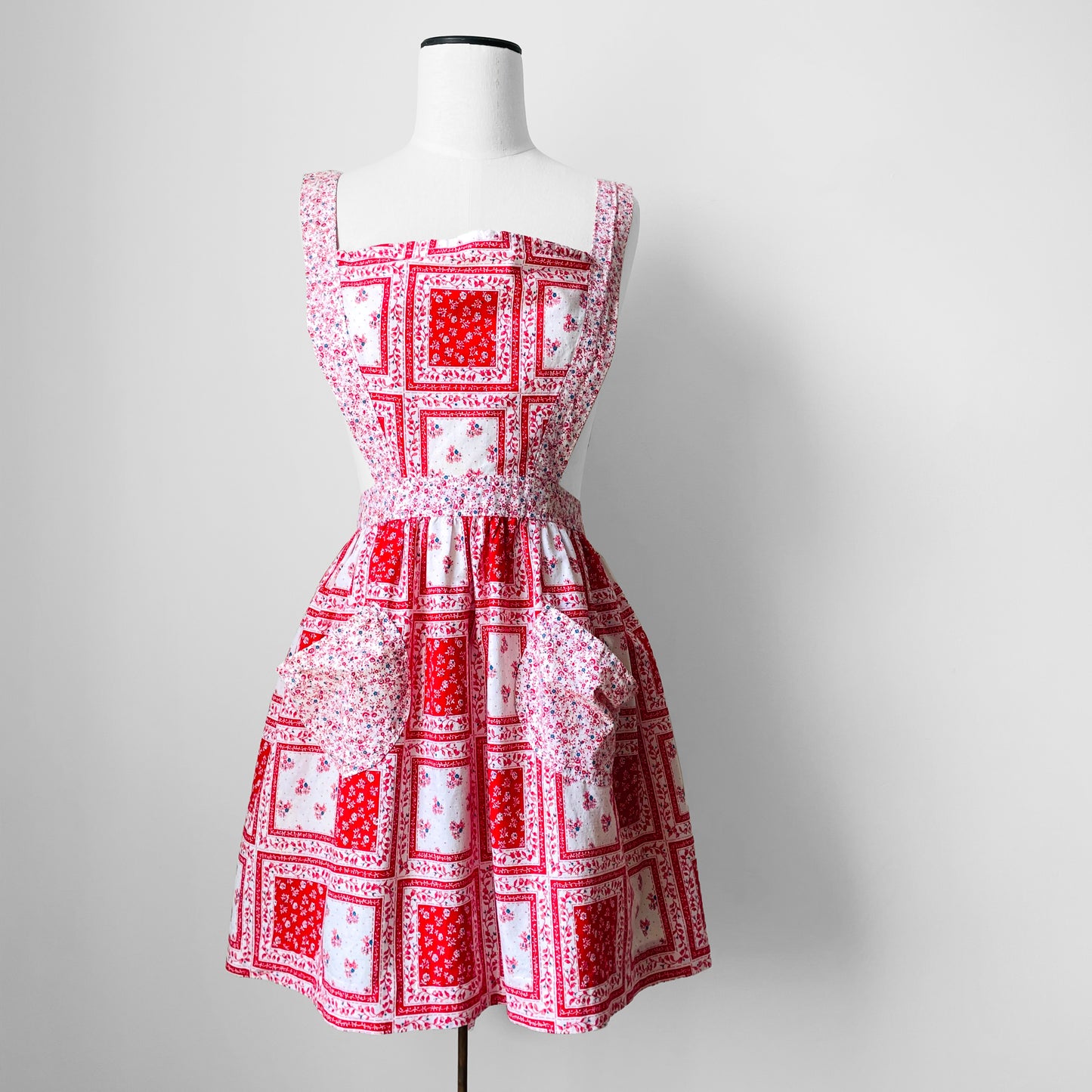 1960s Red and White Floral Patchwork Patterned Tied-Waist Cotton Apron