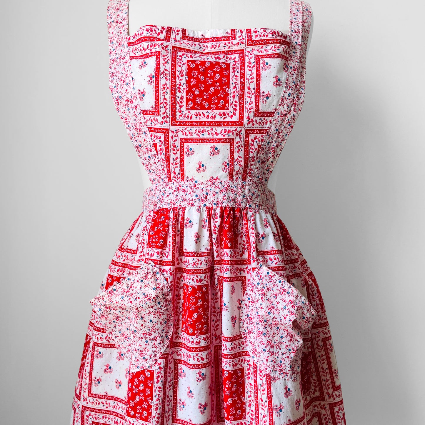 1960s Red and White Floral Patchwork Patterned Tied-Waist Cotton Apron