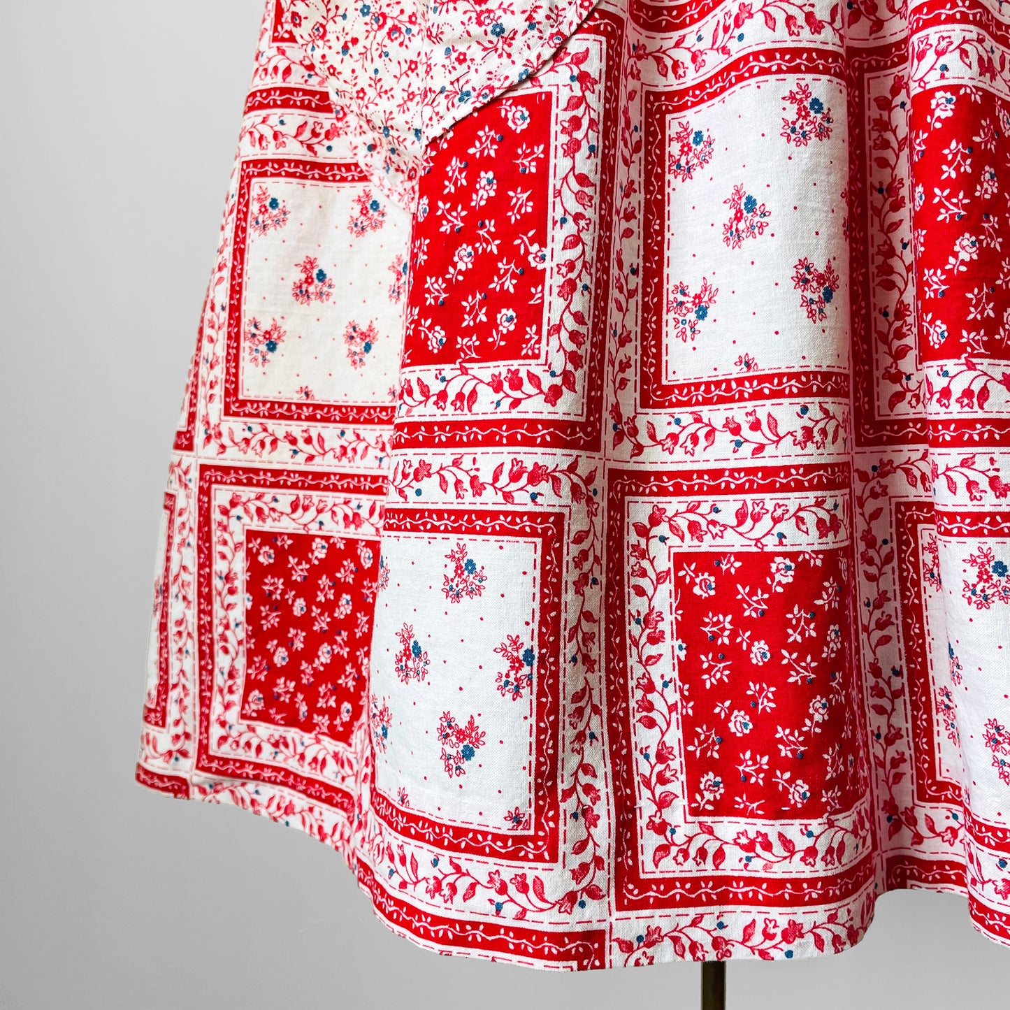 1960s Red and White Floral Patchwork Patterned Tied-Waist Cotton Apron