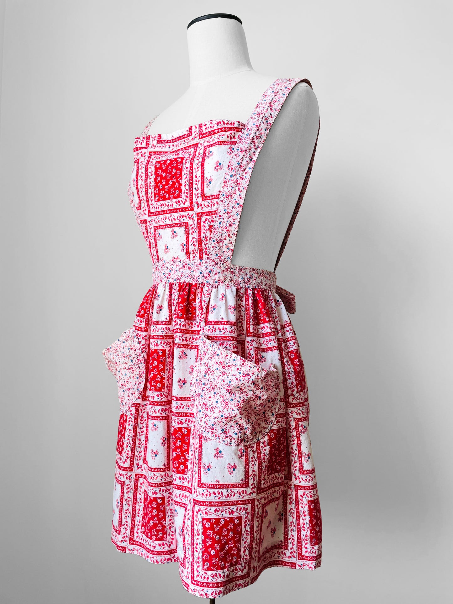 1960s Red and White Floral Patchwork Patterned Tied-Waist Cotton Apron