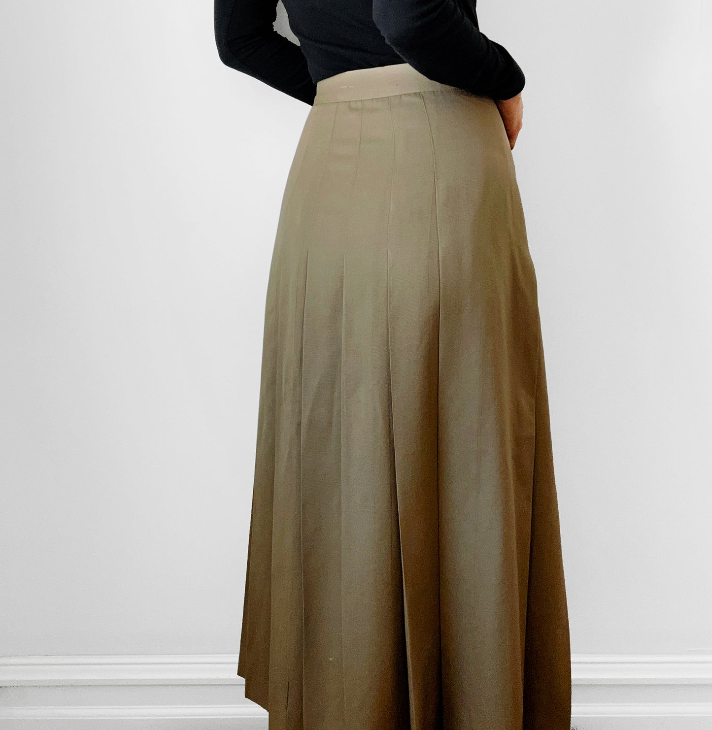 1970s - 1980s Made in Canada Wheat Beige Side Button Knife Pleat Tea Length A-Line Skirt - Waist 26