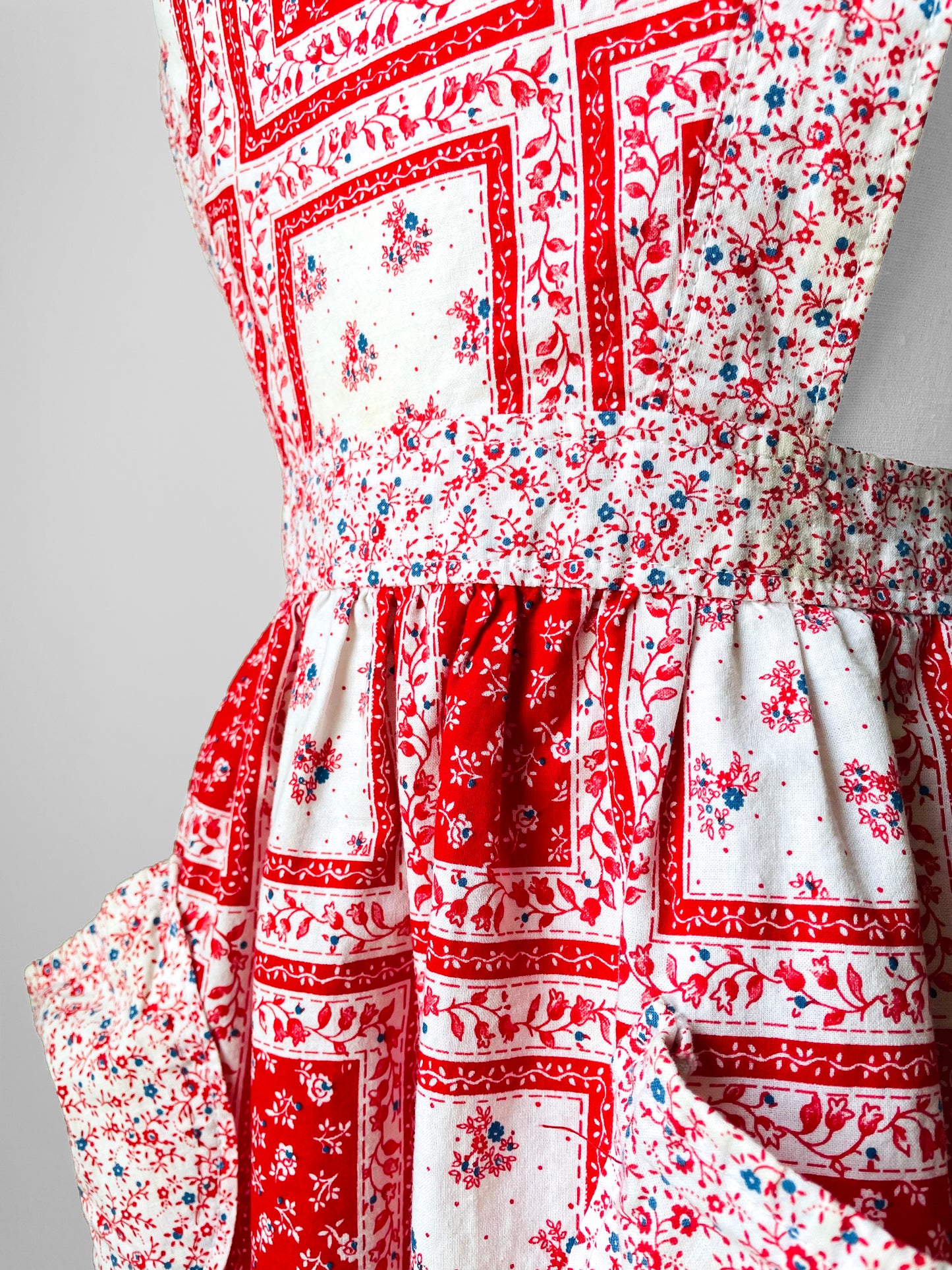 1960s Red and White Floral Patchwork Patterned Tied-Waist Cotton Apron