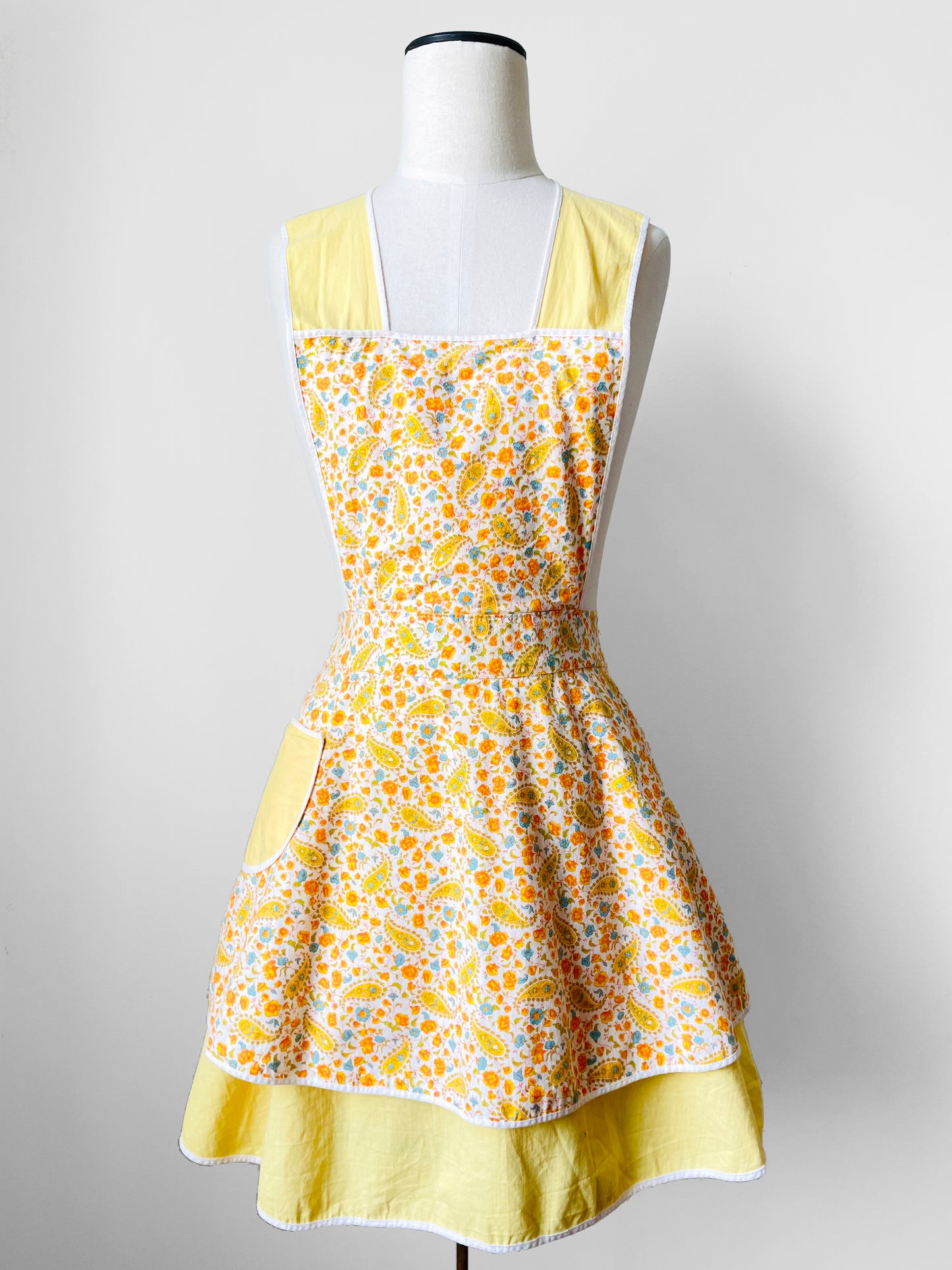 1960s Yellow and White Floral Paisley Patterned Reversible Tied-Waist Cotton Apron