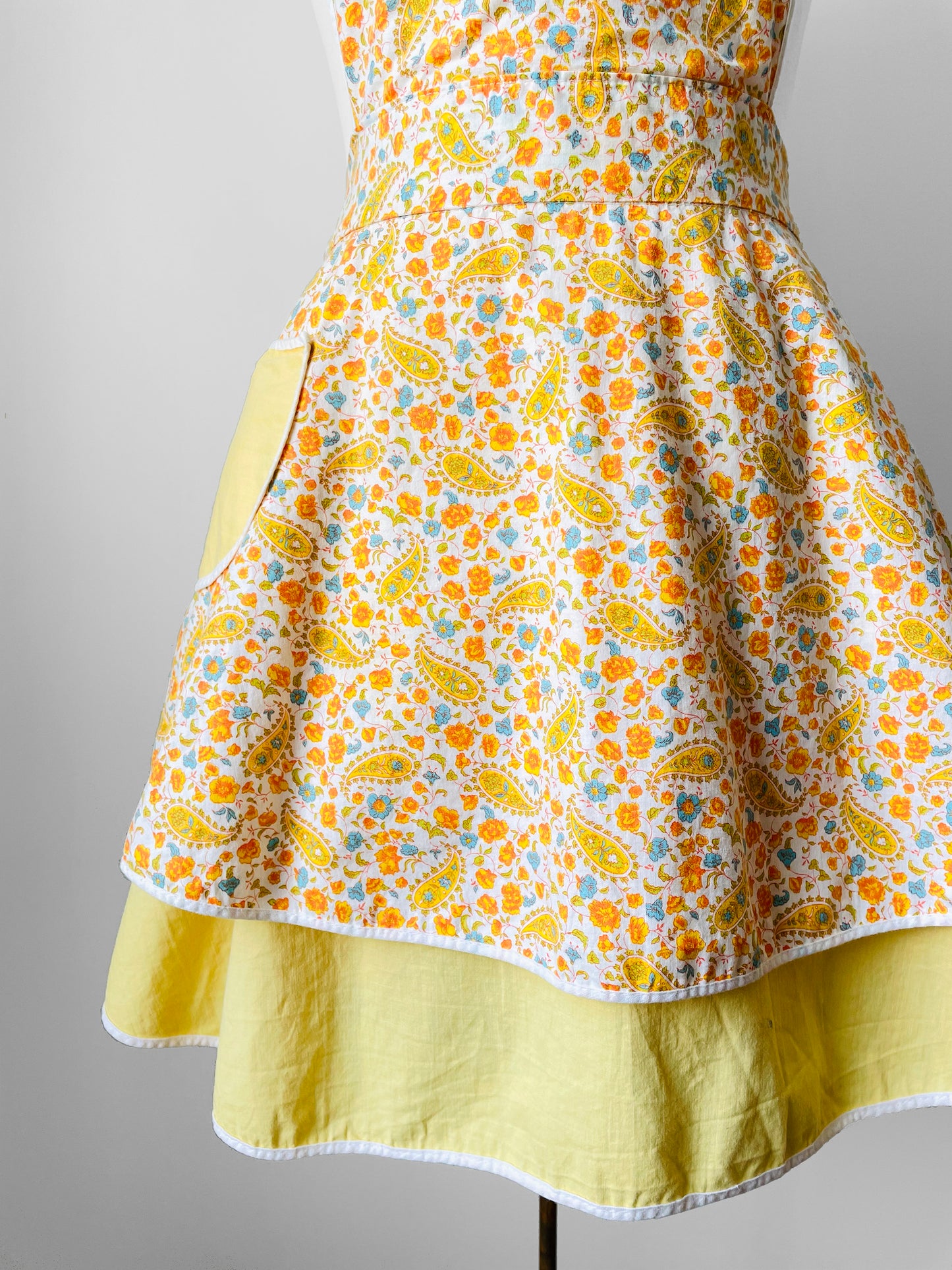 1960s Yellow and White Floral Paisley Patterned Reversible Tied-Waist Cotton Apron