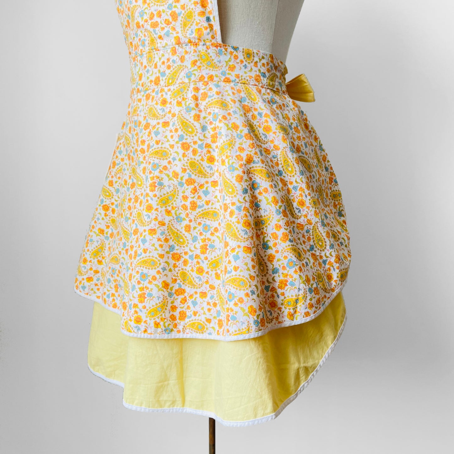 1960s Yellow and White Floral Paisley Patterned Reversible Tied-Waist Cotton Apron