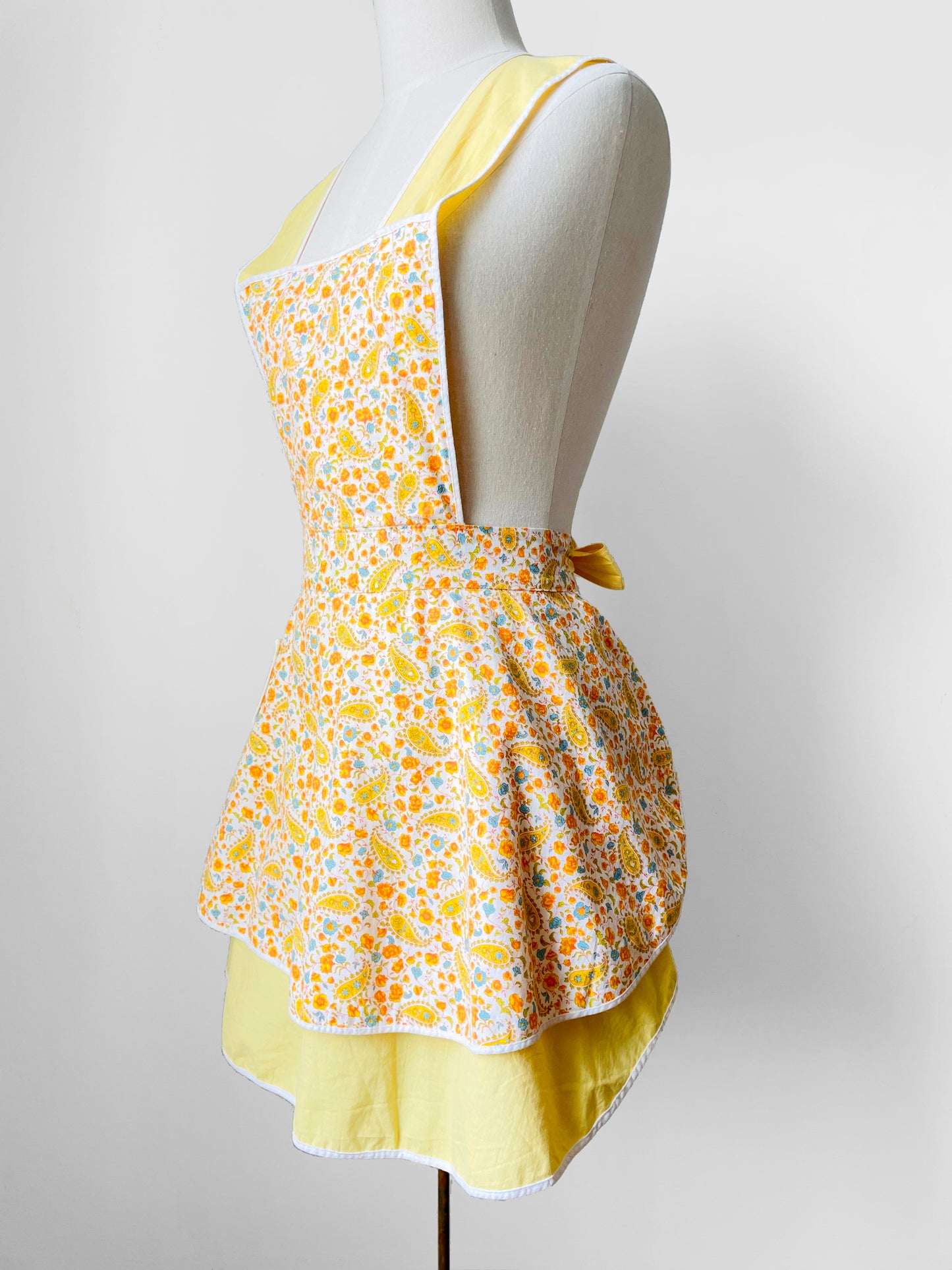 1960s Yellow and White Floral Paisley Patterned Reversible Tied-Waist Cotton Apron