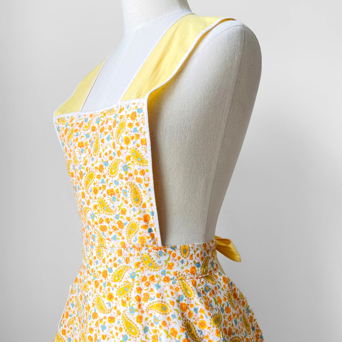 1960s Yellow and White Floral Paisley Patterned Reversible Tied-Waist Cotton Apron