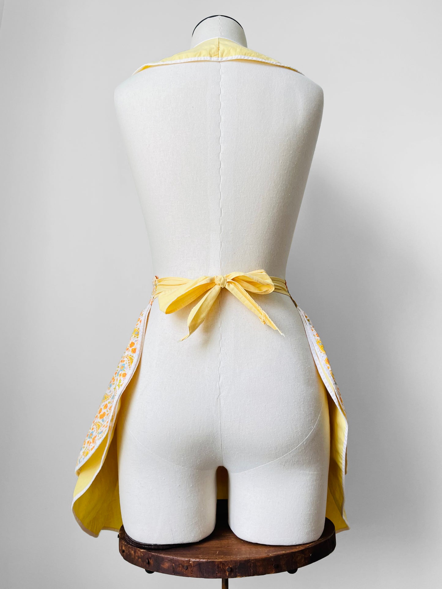 1960s Yellow and White Floral Paisley Patterned Reversible Tied-Waist Cotton Apron