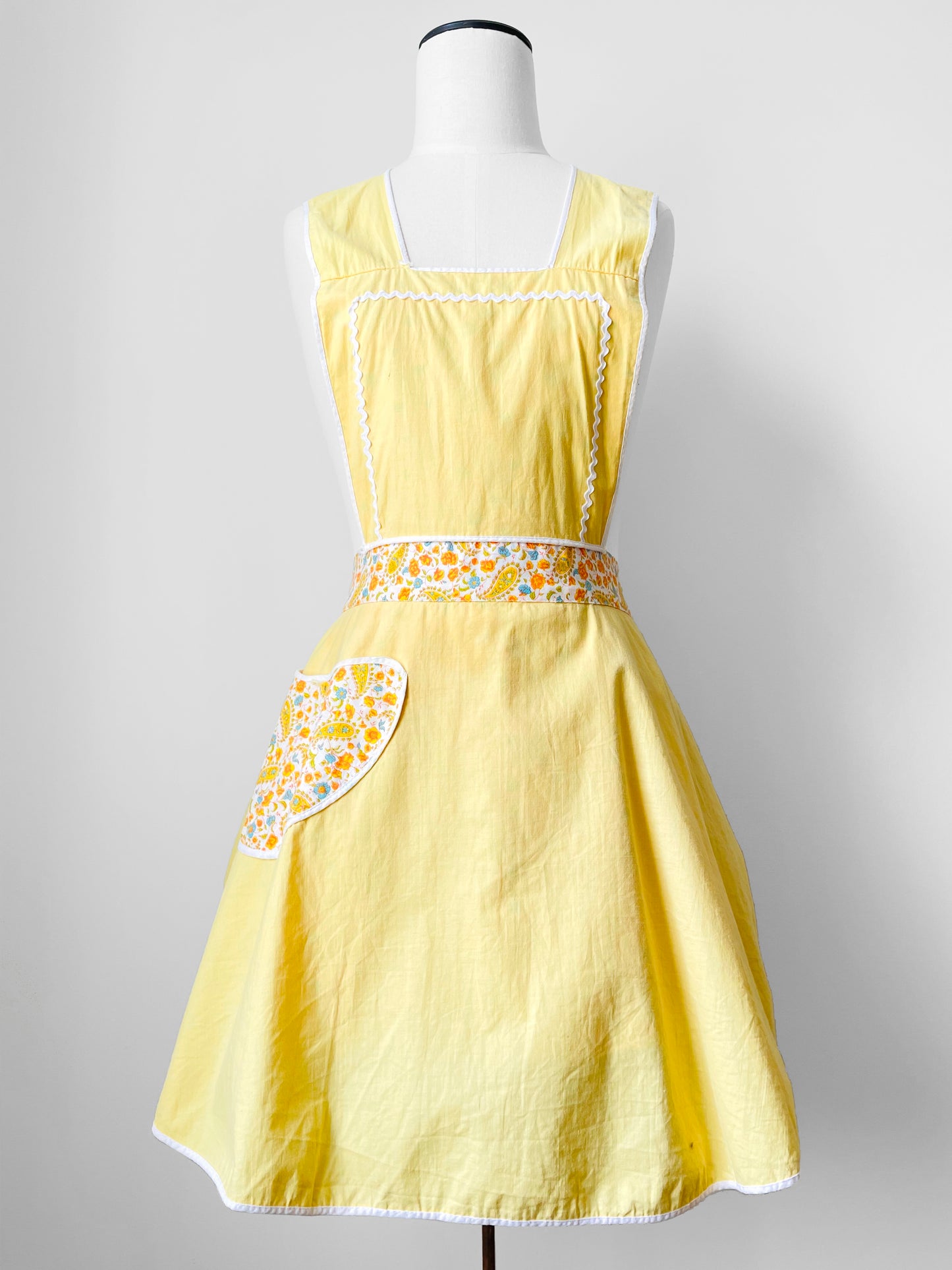 1960s Yellow and White Floral Paisley Patterned Reversible Tied-Waist Cotton Apron