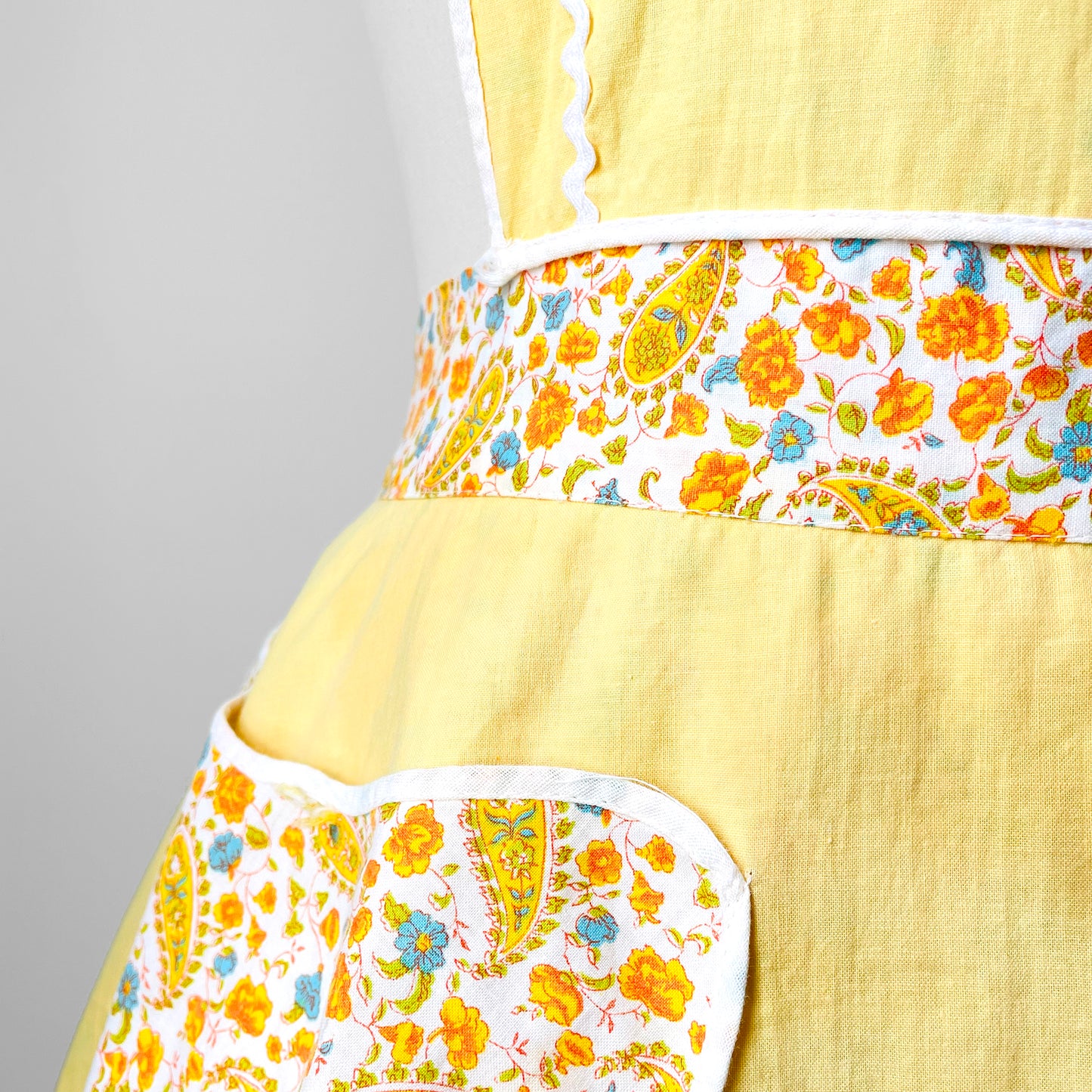 1960s Yellow and White Floral Paisley Patterned Reversible Tied-Waist Cotton Apron