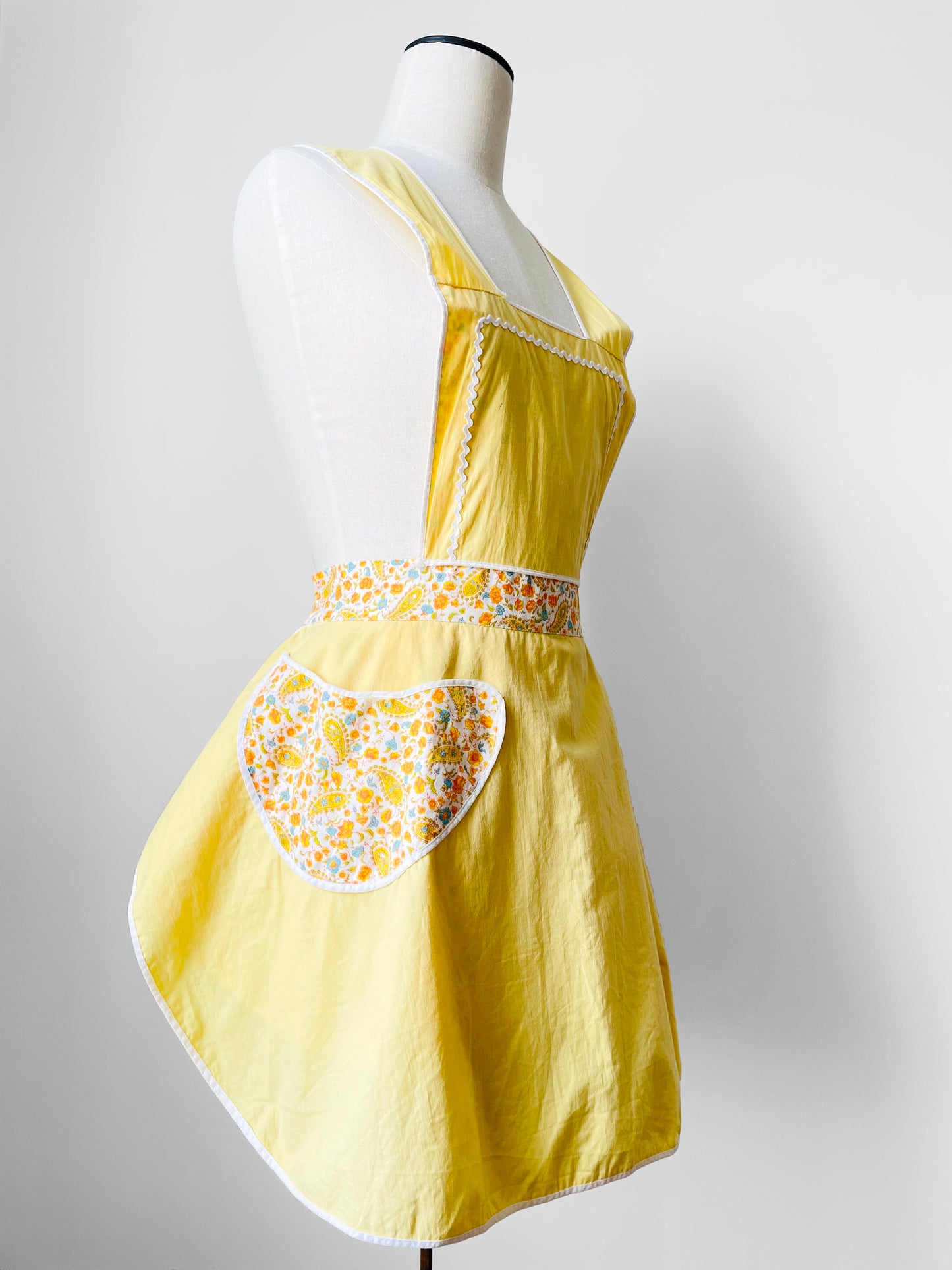 1960s Yellow and White Floral Paisley Patterned Reversible Tied-Waist Cotton Apron