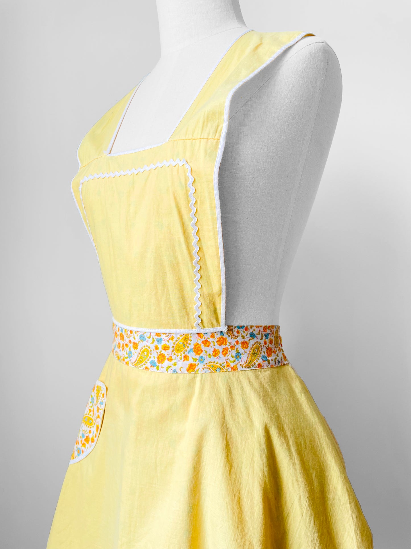 1960s Yellow and White Floral Paisley Patterned Reversible Tied-Waist Cotton Apron