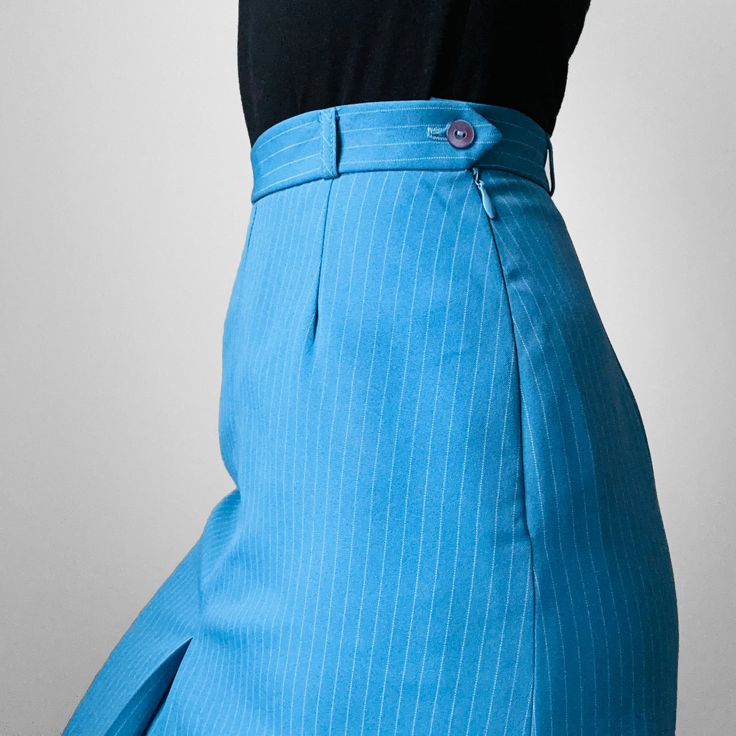 1970s Sky Blue and White Pinstripe Inverted Pleat High-Waisted A-Line Skirt - XS/S