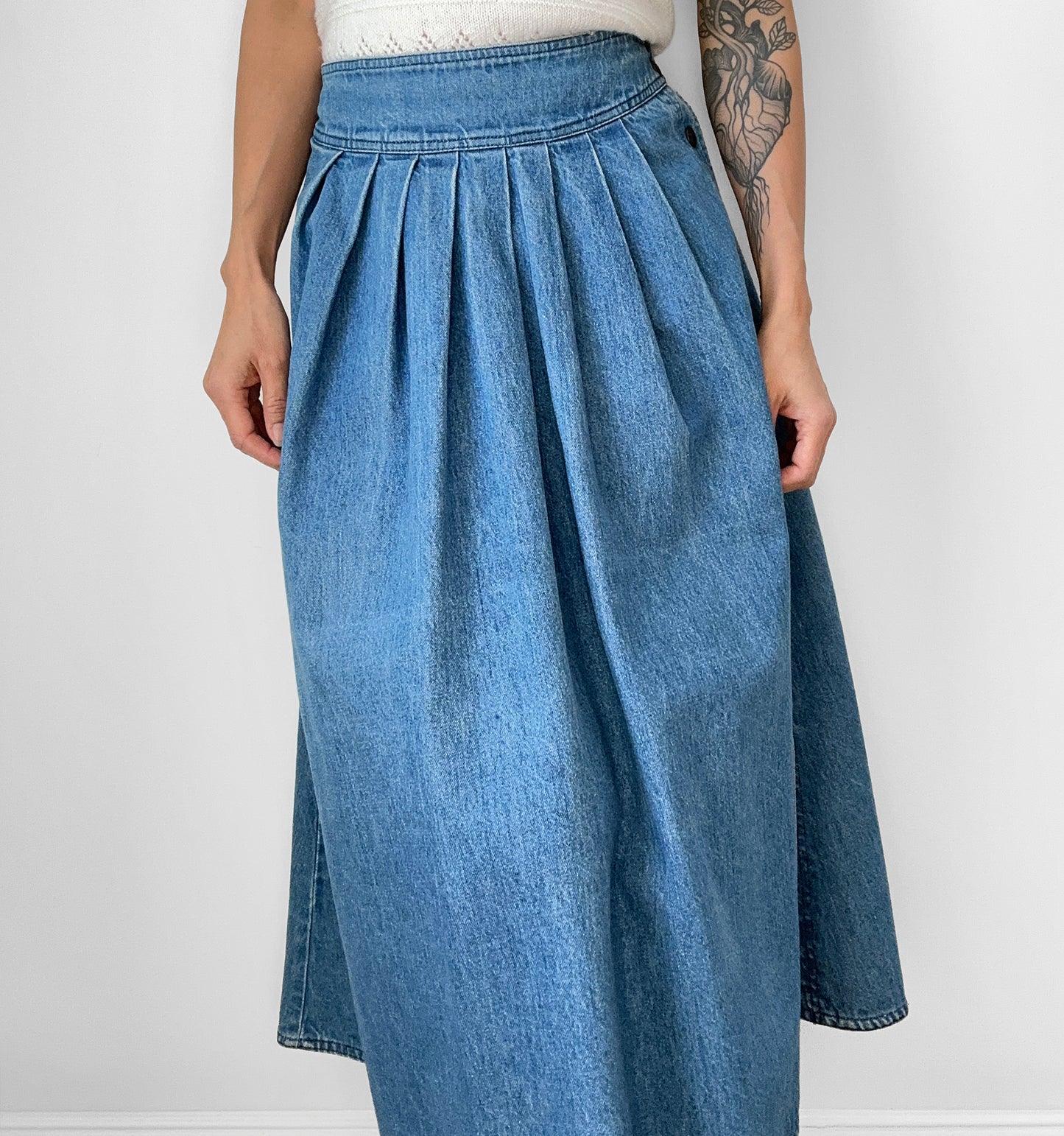 1980s Sasson Pleated Side Snap Button Midi-Length Medium Wash Denim Blue Jean Skirt - Waist 32