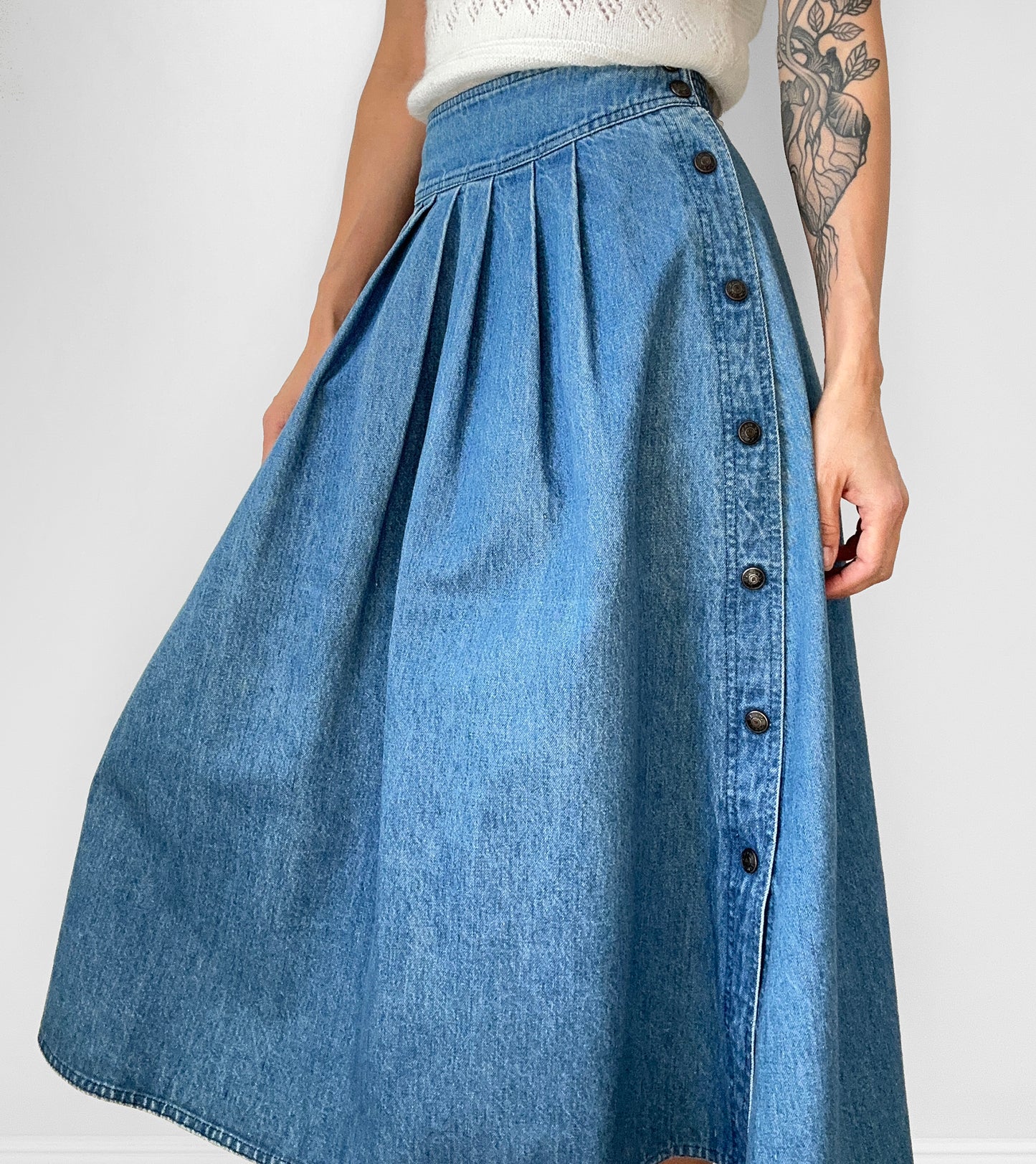 1980s Sasson Pleated Side Snap Button Midi-Length Medium Wash Denim Blue Jean Skirt - Waist 32