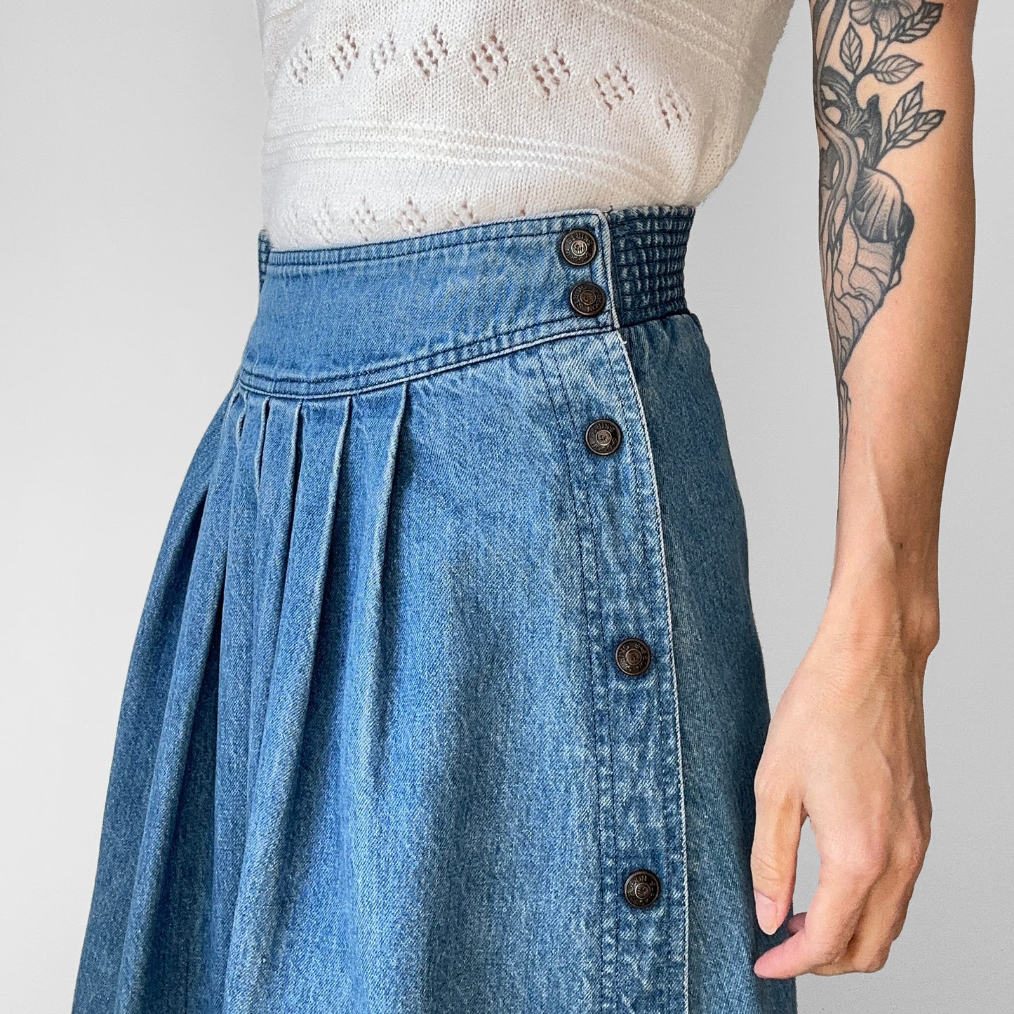 1980s Sasson Pleated Side Snap Button Midi-Length Medium Wash Denim Blue Jean Skirt - Waist 32