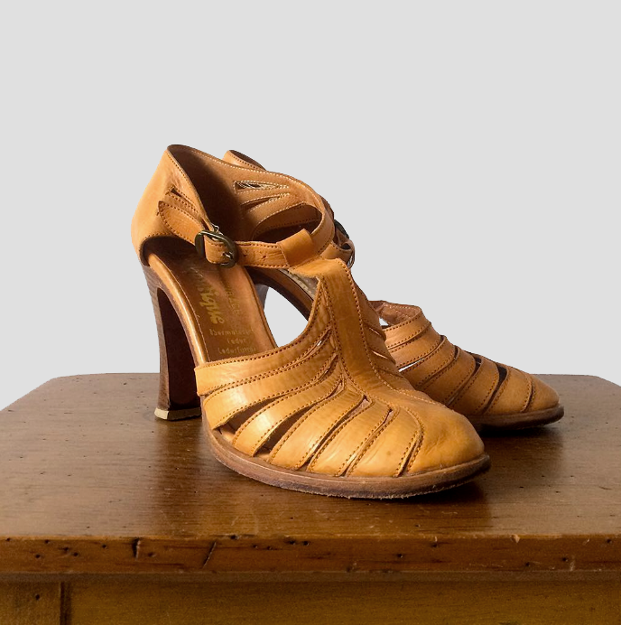 1970s Wood-Heeled Leather Pumps